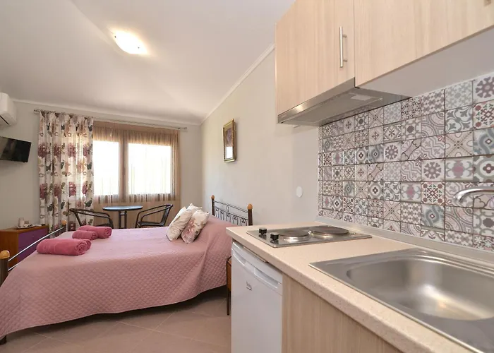 Corner House * לפטוקריה